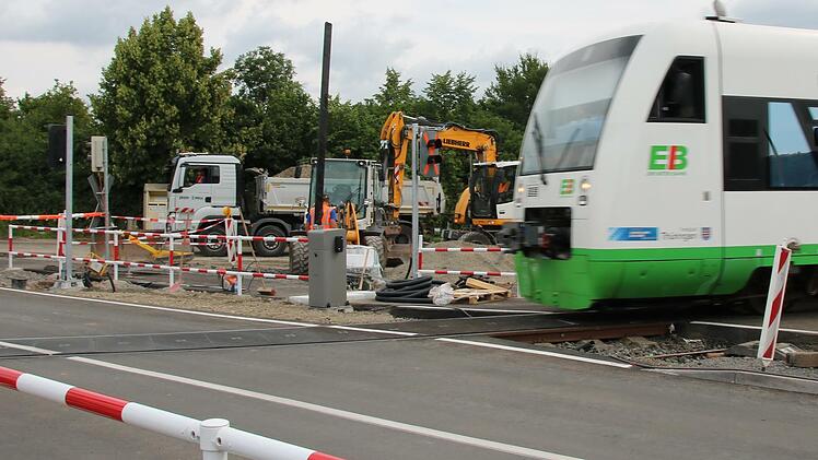 Die Technik am neu gestalteten Bahnübergang Westheim (im Bild) geht bereits am 5. August in Betrieb. Alle anderen Änderungen entlang der Saaletalbahn greifen nach einer einmonatigen Sperrung der Strecke ab 20. September.