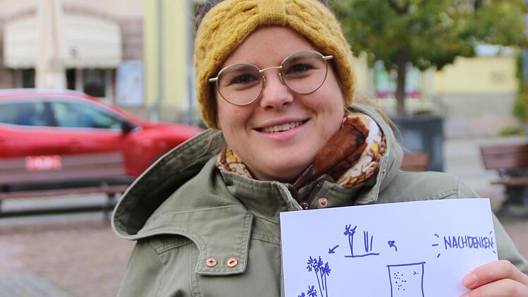 Julia Kreidel skizziert Nachhaltigkeit mit enem Kreislauf Diagramm.