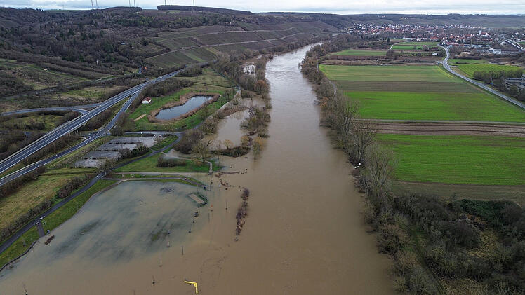 Überschwemmungen in Unterfranken: Main überflutet Wiesen und Straßen
