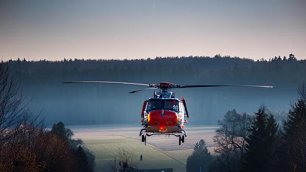 Rettungshubschrauber, Hubschrauber landet auf Straße
