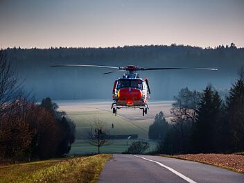 Rettungshubschrauber, Hubschrauber landet auf Straße