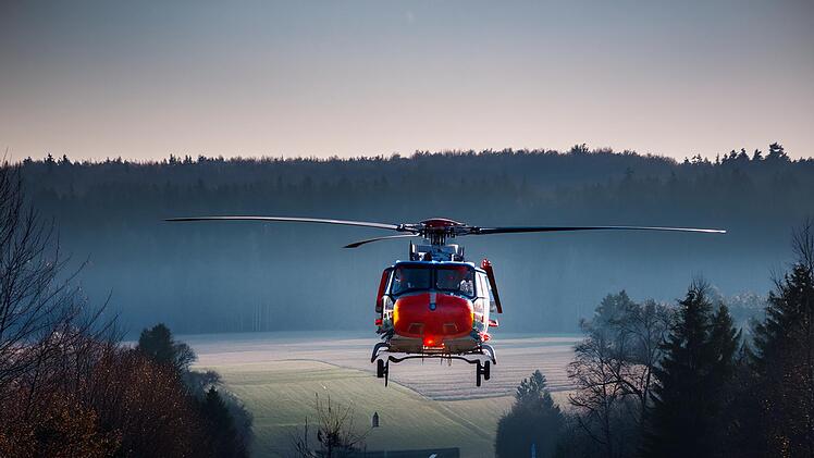 Rettungshubschrauber, Hubschrauber landet auf Stra&szlig;e