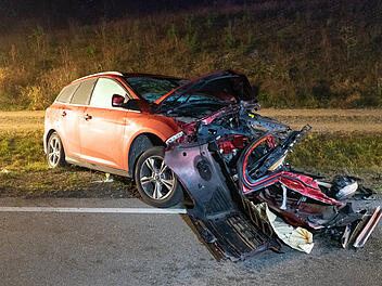 Kreis Ansbach: Fataler Frontal-Crash auf der B25 - Fahranfängerin (18) stirbt noch am Unfallort