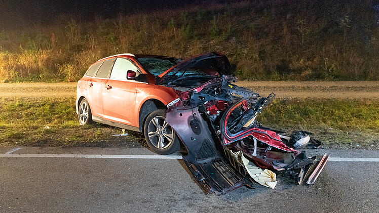Kreis Ansbach: Fataler Frontal-Crash auf der B25 - Fahranfängerin (18) stirbt noch am Unfallort