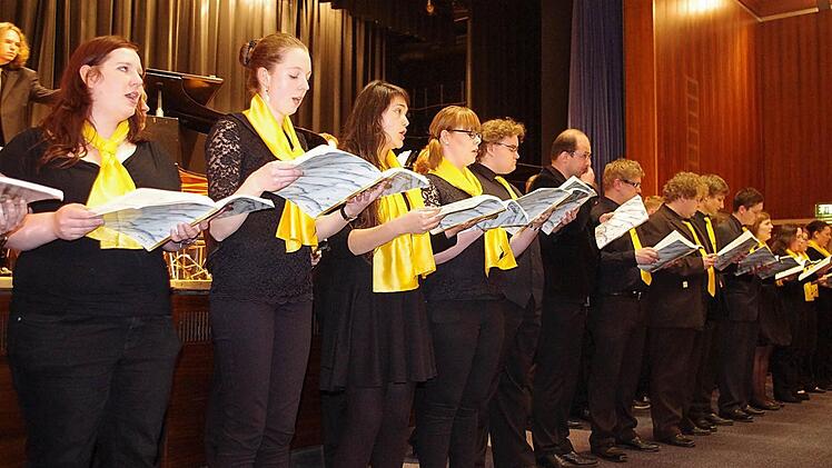 Der Konzert-Chor sorgte mit Carl Orffs "Carmina Burana" für den krönenden Abschluss des Jahreskonzerts.  Fotos: Heike Schülein
