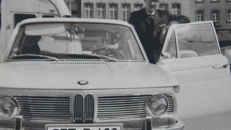 Otmar Kraus mit einem BMW in den 1960er Jahren. Foto: p