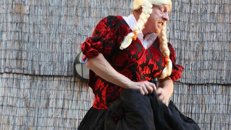 Julia (Holger Zessner) gerade mal ohne Romeo. Foto: Klaus Klaschka