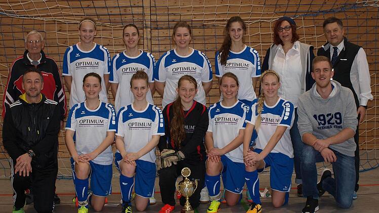 Die Ebinger Siegermannschaft, hinten von links: Josef Waldl (Tunierleitung) , Hannah Zahn, Alessa Herbst, Nadine Steurer, Andrea Scholz, Sabine Strelov (KJR-Vorsitzende), Dieter Sauer (Tunierleitung); vorne von links: Andreas Eiermann (Coach), Amelie Tscherner, Lara Trautmann, Barbara Plettenberg, Anna Seelmann, Chiara Sterzl, Marco Motschenbacher (Coach). Foto: Sebastian Wagner