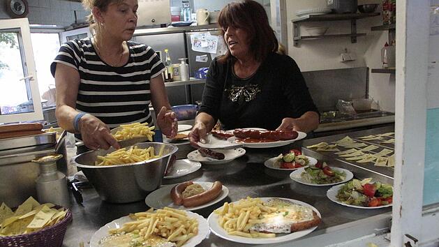 Mindestens 8,50 Euro pro Arbeitsstunde - das ist seit einem Jahr Pflicht auch in der Gastronomie. Viele Wirte f&uuml;hlen sich dadurch von ihrer eigentlichen Aufgabe abgehalten, weil ihre Dokumentationspflicht gestiegen ist. Unser Bild entstand beim Annafest 2015.  Foto: Josef Hofbauer