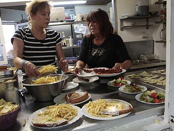 Mindestens 8,50 Euro pro Arbeitsstunde - das ist seit einem Jahr Pflicht auch in der Gastronomie. Viele Wirte fühlen sich dadurch von ihrer eigentlichen Aufgabe abgehalten, weil ihre Dokumentationspflicht gestiegen ist. Unser Bild entstand beim Annafest 2015.  Foto: Josef Hofbauer