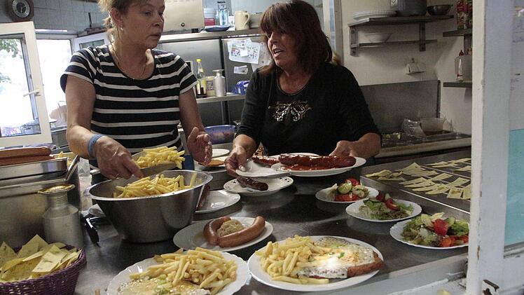 Mindestens 8,50 Euro pro Arbeitsstunde - das ist seit einem Jahr Pflicht auch in der Gastronomie. Viele Wirte fühlen sich dadurch von ihrer eigentlichen Aufgabe abgehalten, weil ihre Dokumentationspflicht gestiegen ist. Unser Bild entstand beim Annafest 2015.  Foto: Josef Hofbauer