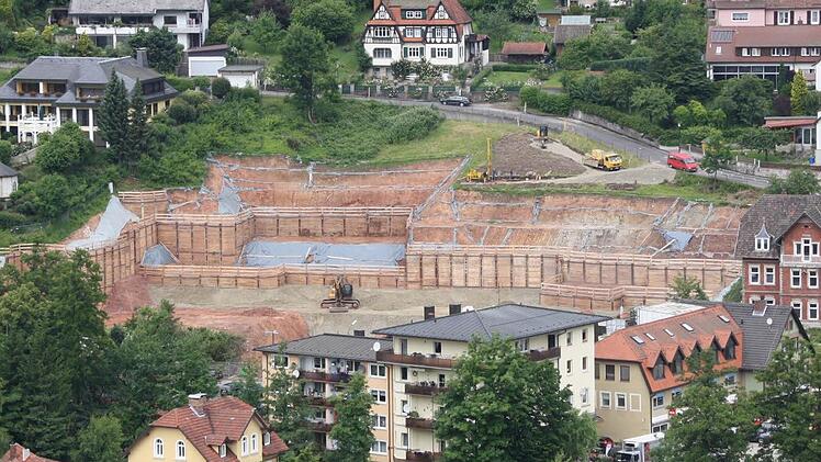 Das weiße Haus oberhalb der Baugrube gehört Josef Werner. Foto: Ralf Ruppert
