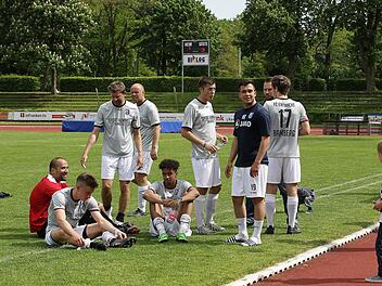 Auch im letzten Saisonspiel war die zusammengewürfelte Truppe des FC Eintracht Bamberg 2010 chancenlos. Fotos: sportpress
