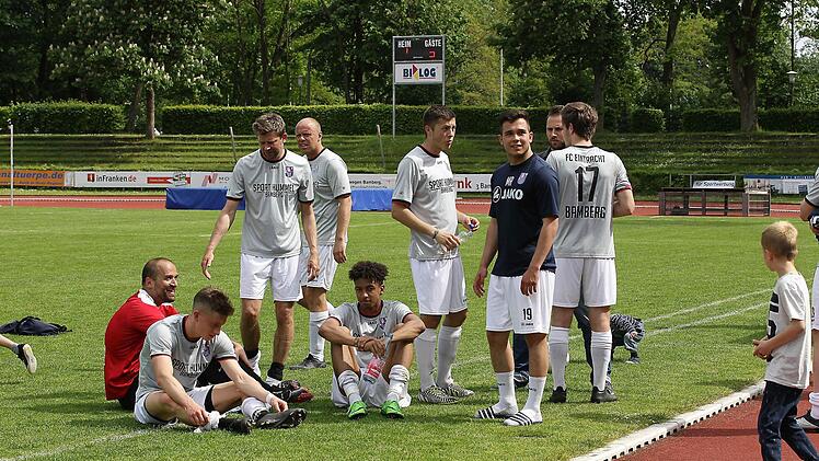 Auch im letzten Saisonspiel war die zusammengewürfelte Truppe des FC Eintracht Bamberg 2010 chancenlos. Fotos: sportpress