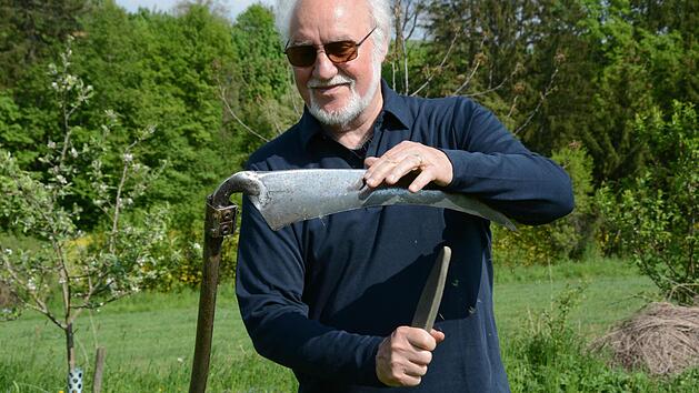Seine Wiesen mäht Jupp Schröder ausschließlich mit einer gut geschärften Sense. Ohne Dengeln ist ein Schneiden des Grases nicht mehr möglich. Foto: Dagmar Besand
