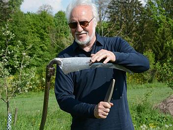 Seine Wiesen mäht Jupp Schröder ausschließlich mit einer gut geschärften Sense. Ohne Dengeln ist ein Schneiden des Grases nicht mehr möglich. Foto: Dagmar Besand