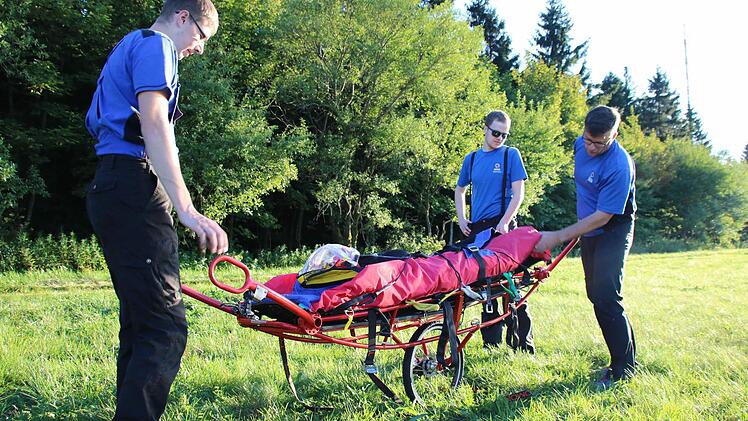 Im Notfall wird der Verletzte im Bergesack fixiert. Mit der Gebirgstrage können die Rettungskräfte ihn aus dem Wald oder bergigem Gelände heraus holen.