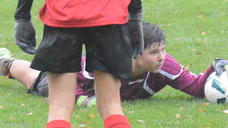 Handarbeit I: Noah Wirth, U-15-Keeper der JFG Oberes Werntal, schnappt sich das Leder im Liegen, Punkte gab es allerdings keine bei der 2:4-Niederlage bei der SG Frankenbrunn. Foto: ssp
