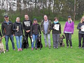 Die Absolventen der Frühjahrsprüfung mit Prüfungsleiterin Michaela Oßmann, Leistungsprüfer Helmut Danzer, Vorsitzendem Kurt Lettner und Schutzdiensthelfer André Nürnberger  Foto: Mathias Erlwein