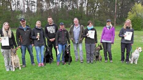 Die Absolventen der Frühjahrsprüfung mit Prüfungsleiterin Michaela Oßmann, Leistungsprüfer Helmut Danzer, Vorsitzendem Kurt Lettner und Schutzdiensthelfer André Nürnberger  Foto: Mathias Erlwein