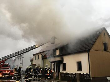 Bei einem Feuer in einem Wohnhaus im mittelfränkischen Ellingen (Landkreis Weißenburg-Gunzenhausen) sind vier Menschen leicht verletzt worden. Foto: News5 / Goppelt