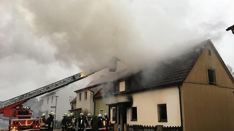 Bei einem Feuer in einem Wohnhaus im mittelfränkischen Ellingen (Landkreis Weißenburg-Gunzenhausen) sind vier Menschen leicht verletzt worden. Foto: News5 / Goppelt
