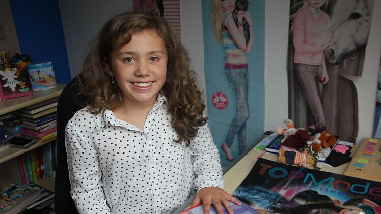 Hannah Madewitz hat ihr Mathebuch griffbereit.  Foto: Veronika Schadeck