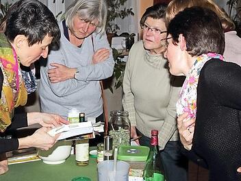 Auf die Spuren der Hildegard von Bingen begaben sich die Teilnehmerinnen des ersten Gartenpflegekurses.  Foto: Thomas Neder