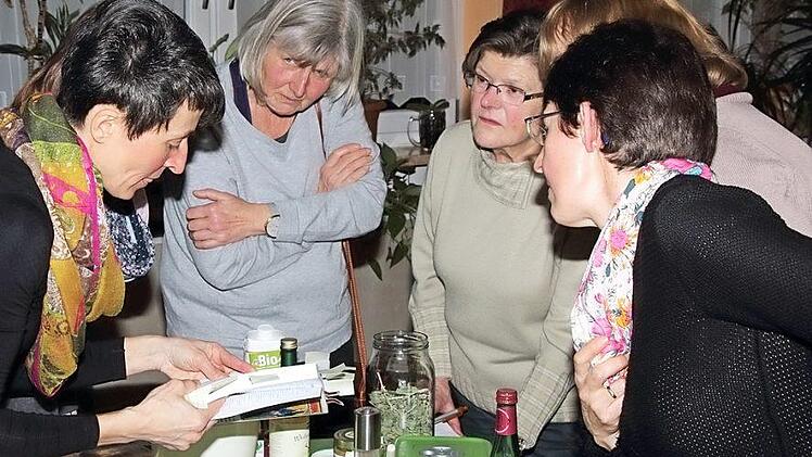 Auf die Spuren der Hildegard von Bingen begaben sich die Teilnehmerinnen des ersten Gartenpflegekurses.  Foto: Thomas Neder