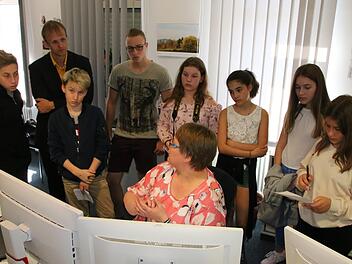 Die stellvertretende Redaktionsleiterin Annett Lüdeke (vorne) erläutert Michael Presl (links hinten) und den Schülern des Kissori-Lernzentrums die tägliche Arbeit der Redaktion. Foto: Ralf Ruppert