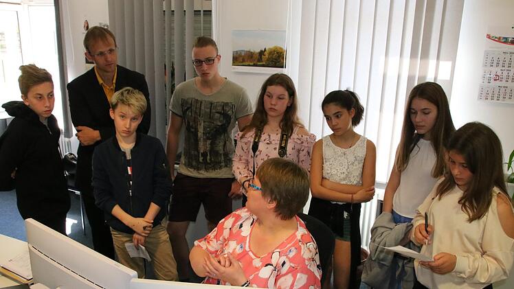 Die stellvertretende Redaktionsleiterin Annett Lüdeke (vorne) erläutert Michael Presl (links hinten) und den Schülern des Kissori-Lernzentrums die tägliche Arbeit der Redaktion. Foto: Ralf Ruppert