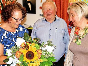 Pfarrerin Sigrid Ullmann (rechts) erzählte im Seniorenzentrum St. Elisabeth aus ihrem Leben. Heimleiterin Renate Schiefer (links) verabschiedete sie mit einem Blumenstrauß, da sie nach Schweinfurt wechselt. In der Bildmitte Baldur Kolb, der Organisator der Erzählcafés.  Foto: Dieter Britz