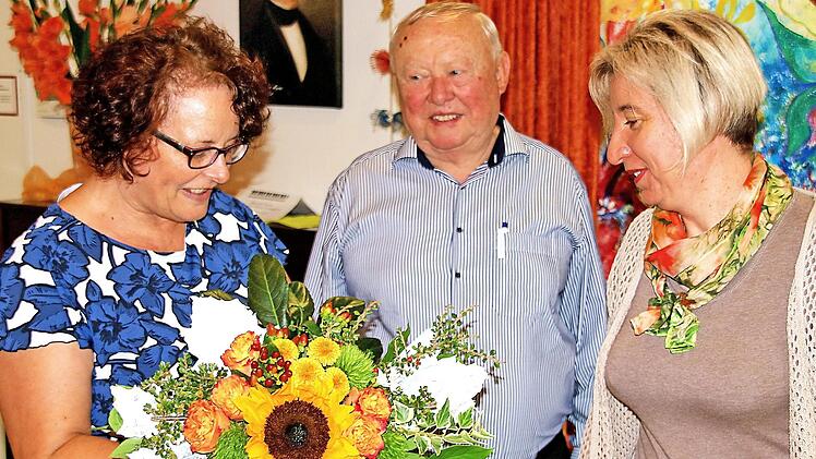 Pfarrerin Sigrid Ullmann (rechts) erzählte im Seniorenzentrum St. Elisabeth aus ihrem Leben. Heimleiterin Renate Schiefer (links) verabschiedete sie mit einem Blumenstrauß, da sie nach Schweinfurt wechselt. In der Bildmitte Baldur Kolb, der Organisator der Erzählcafés.  Foto: Dieter Britz
