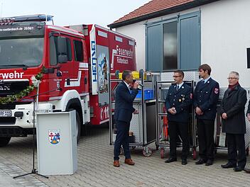 Ludwig Wahl, Sebastian Beck, Andreas Warter und die stellvertretenden Bürgermeister Hans Götz und Harald Rotscka (v. l.) bei der Schlüsselübergabe        Fotos: Pauline Lindner