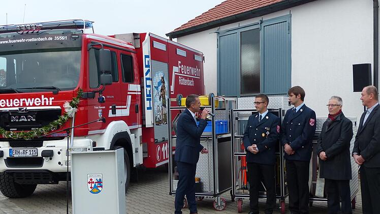 Ludwig Wahl, Sebastian Beck, Andreas Warter und die stellvertretenden Bürgermeister Hans Götz und Harald Rotscka (v. l.) bei der Schlüsselübergabe        Fotos: Pauline Lindner