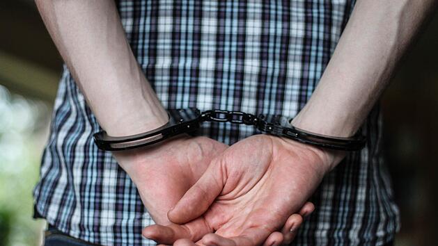 Am  Samstagabend fand die Polizei eine tote Frau in Altdorf bei Nürnberg - vermeintlich Opfer eines Gewaltverbrechens. Die Beamten nahmen den dringend tatverdächtigen Lebensgefährten fest - doch nun ist er wieder auf freiem Fuß. Symbolfoto: Christopher Schulz