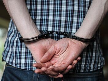 Am  Samstagabend fand die Polizei eine tote Frau in Altdorf bei N&uuml;rnberg - vermeintlich Opfer eines Gewaltverbrechens. Die Beamten nahmen den dringend tatverd&auml;chtigen Lebensgef&auml;hrten fest - doch nun ist er wieder auf freiem Fu&szlig;. Symbolfoto: Christopher Schulz