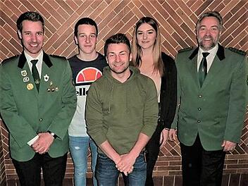 Hervorragende Ergebnisse auf Bezirks- und Landesebene erzielten (von links) Jonas Schülner, Lukas Eisenbeiß sowie Laura Wachter. Mit im Bild Vorsitzender Frank Oberkofler (rechts) sowie 1. Schützenmeister Michel Dyckerhoff (links). Foto: Gerd Fleischmann
