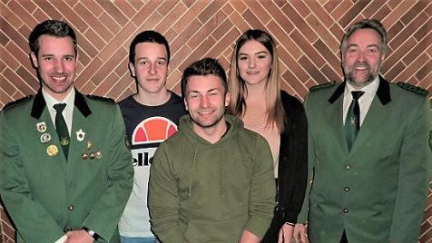 Hervorragende Ergebnisse auf Bezirks- und Landesebene erzielten (von links) Jonas Schülner, Lukas Eisenbeiß sowie Laura Wachter. Mit im Bild Vorsitzender Frank Oberkofler (rechts) sowie 1. Schützenmeister Michel Dyckerhoff (links). Foto: Gerd Fleischmann
