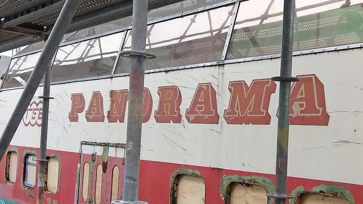 Die Farbgebung wird wieder rot-cremeweiß, wie zur Einsatzzeit in der Schweiz.