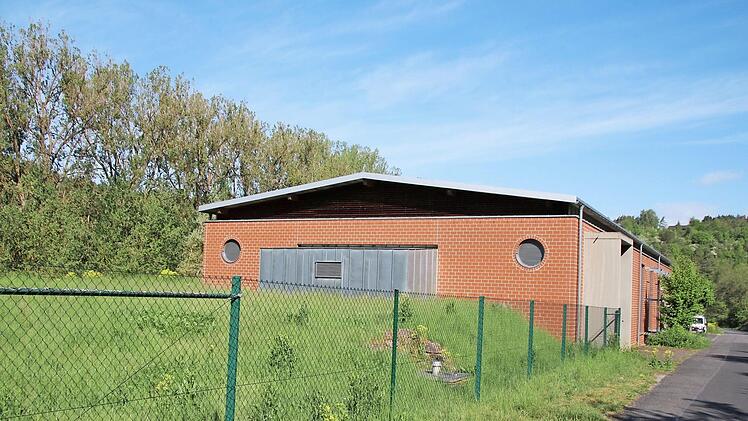 Mit dem Bau der Autobahn ist an den Bad Kissinger Brunnen im Tal eine Aufbereitungsanlage entstanden.  Foto: Thomas Malz