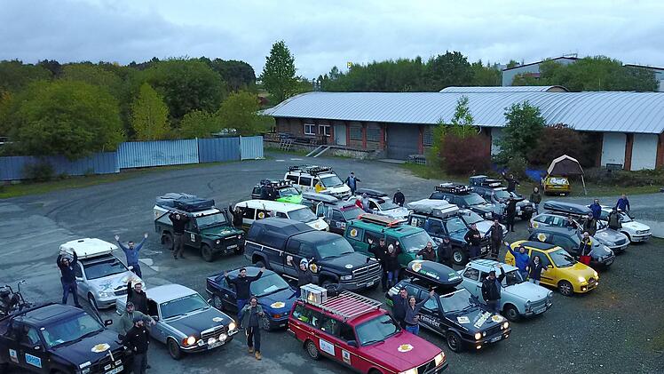 4.Luftaufnahme von den Rally Teams auf dem Gelände des Busunternehmens Vogel in Thurnau