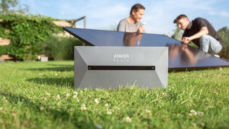 Die Anker Solarbank 2 Pro ist das führende Speichersystem für Balkonkraftwerke. Auch optisch ist der Stromspeicher ein echter Hingucker.