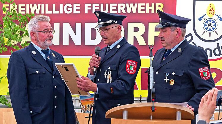 Zum Ehrenkommandant wurde Horst Geier (links) ernannt. Kommandant Gudio Haak und Vorstand J&uuml;rgen N&auml;hrig (rechts) &uuml;bermittelten die Gl&uuml;ckw&uuml;nsche und gaben der Hoffnung Ausdruck, dass sich Geier weiterhin so f&uuml;r die Feuerwehr engagiert.