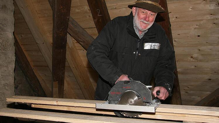 Heinz Konrad von der gleichnamigen Zimmerei legt selbst Hand an und schneidet die Balken zu.