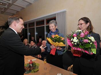 Alexander Tritthart begrüßte die neue Konrektorin Sigrun Stinshoff und die neue Rektorin Petra Pausch (v. l.) offiziell in der Gemeinde. Fotos: Roland Meister