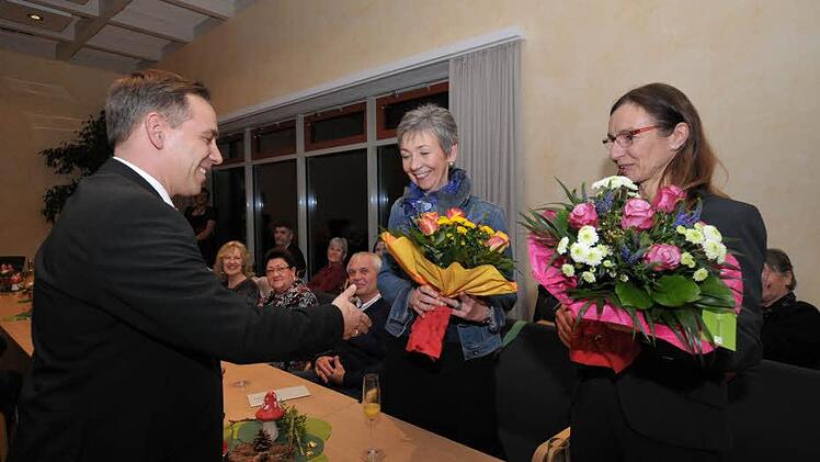 Alexander Tritthart begrüßte die neue Konrektorin Sigrun Stinshoff und die neue Rektorin Petra Pausch (v. l.) offiziell in der Gemeinde. Fotos: Roland Meister