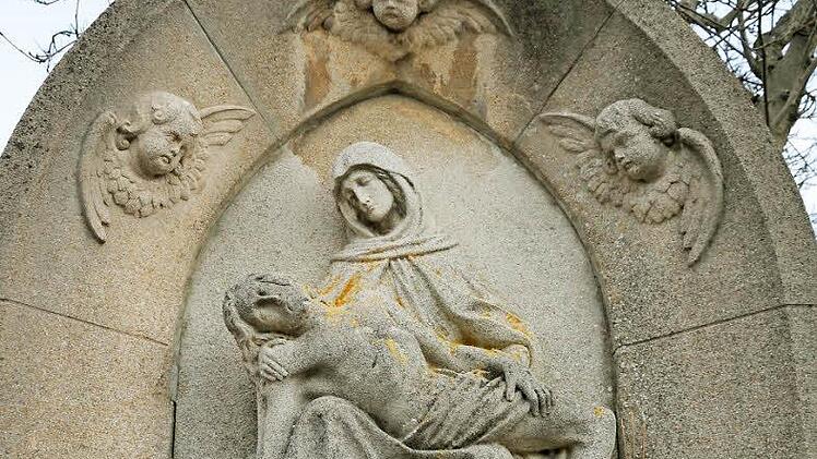 Steinbild auf dem Friedhof in Ludwigschorgast. Foto: Michael Kraus