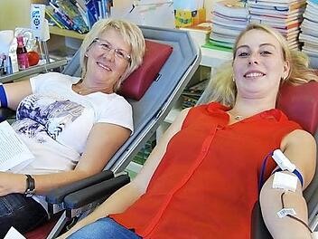Barbara Heckelmann (51, links) aus Waldfenster spendete zum siebten Mal Blut, für Lisa Markart (23) aus Oehrberg war es das zehnte Mal. Fotos: Sigismund von Dobschütz
