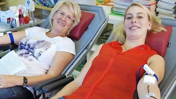 Barbara Heckelmann (51, links) aus Waldfenster spendete zum siebten Mal Blut, für Lisa Markart (23) aus Oehrberg war es das zehnte Mal. Fotos: Sigismund von Dobschütz